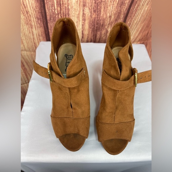 Brash brown faux suede like, buckle, open toe, platform, high heels size 7 - Picture 6 of 17